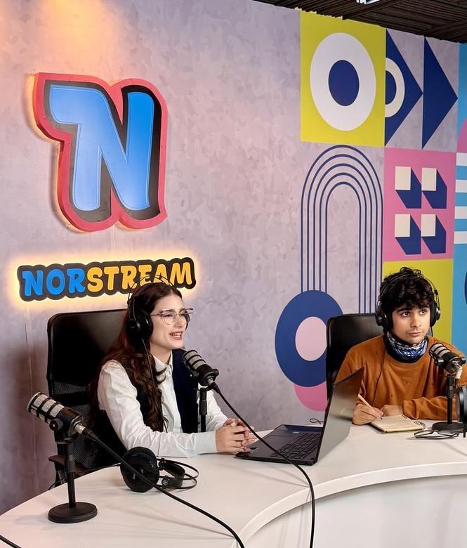 Set principal de Norstream durante una grabación, con el isotipo iluminado en la pared