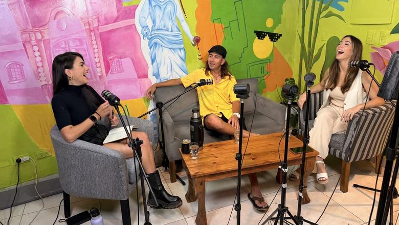 Grabación en el living de conversación de Norstream: tres personas charlando frente a los micrófonos