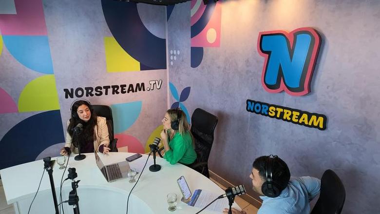 La mesa del set principal de Norstream lista para el vivo