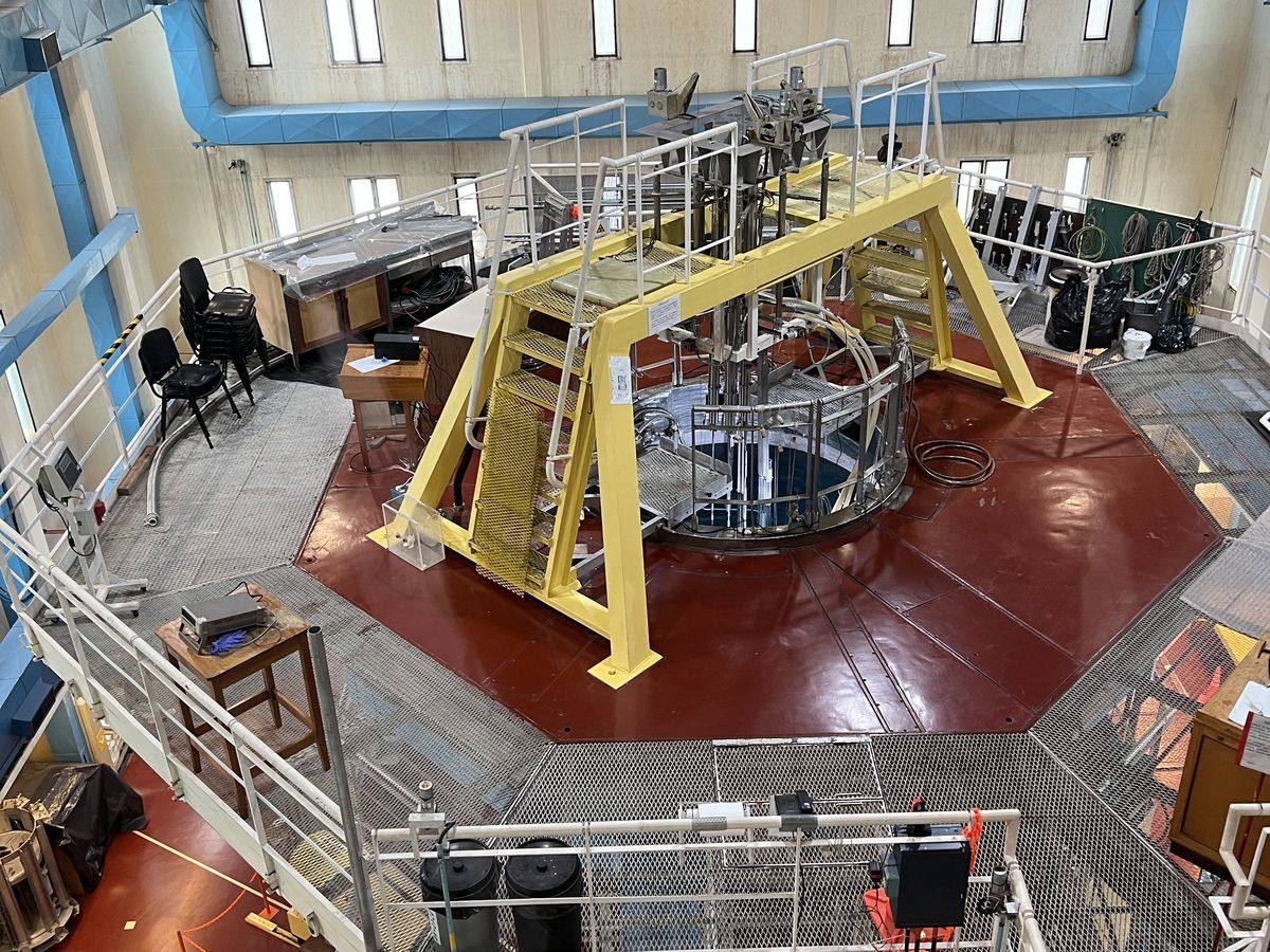 Sala del reactor RA-6 vista desde arriba: el núcleo en el centro, rodeado por una estructura amarilla y pasarelas metálicas
